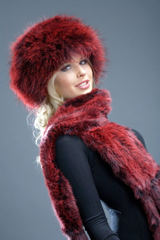 Вязаная шапка с мехом норки. Шапка из вязаной норки. Вязание шапки мехом. Вязание шапки мехом. Вязаные шапки из меха норки.